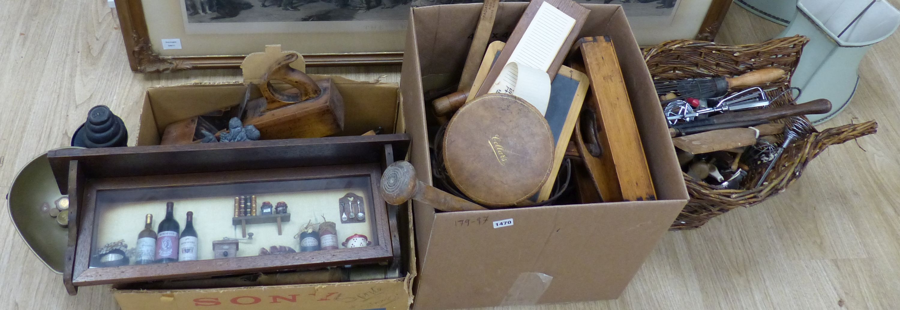 A quantity of mixed kitchenalia and other collectibles